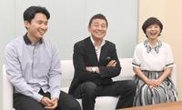 　和気あいあいと話す（左から）渡辺裕太、渡辺徹、榊原郁恵（撮・金田祐二）