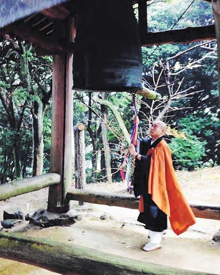 　僧侶のお勤めをする中村明珍さん（本人提供）