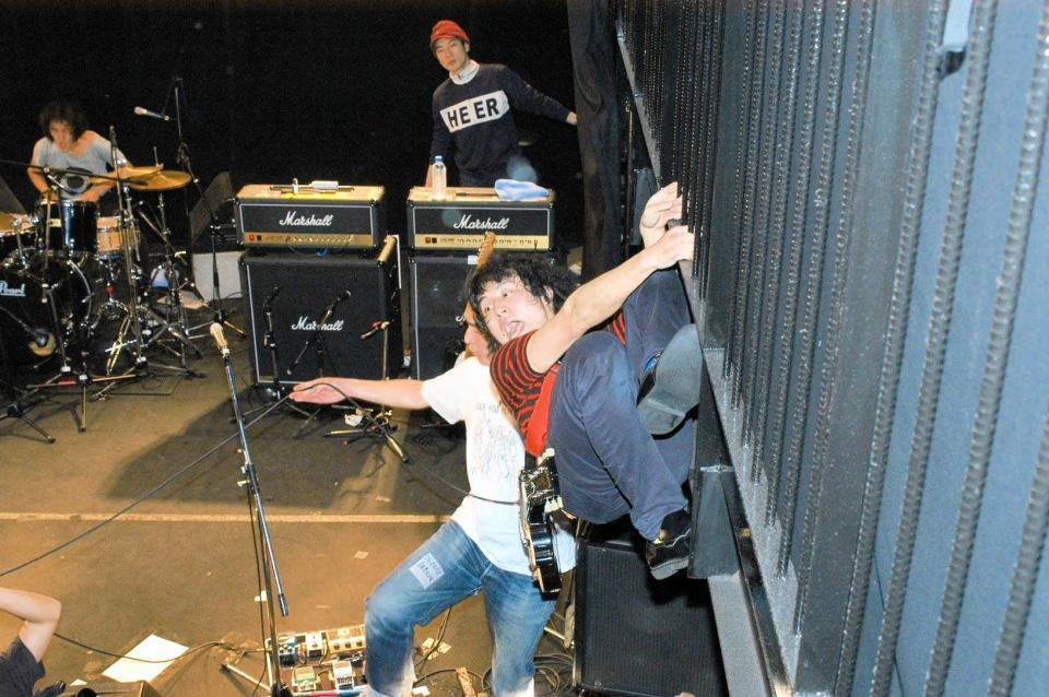 　チン中村としてバンドで活動していた当時の中村明珍さん（本人提供）