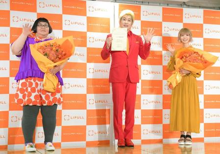 　笑顔で手を振る（左から）安藤なつ、カズレーザー、最上もが（撮影・金田祐二）