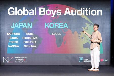 　オーディション概要をプレゼンするＪ．Ｙ．Ｐａｒｋ氏＝韓国国内　（Ｃ）Ｓｏｎｙ　Ｍｕｓｉｃ　Ｅｎｔｅｒｔａｉｎｍｅｎｔ　（Ｊａａｎ）　Ｉｎｃ．／ＪＹＰ　Ｅｎｔｅｒｔａｉｎｍｅｎｔ． 