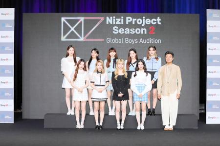 　リモート会見を行った（前列左から）ＭＡＹＡ、ＭＡＫＯ、ＲＩＫＵ、ＲＩＭＡ、Ｊ．Ｙ．Ｐａｒｋ氏（後列左から）ＡＹＡＫＡ、ＭＡＹＵＫＡ、ＭＩＩＨＩ、ＲＩＯ、ＮＩＮＡ＝韓国国内　（Ｃ）Ｓｏｎｙ　Ｍｕｓｉｃ　Ｅｎｔｅｒｔａｉｎｍｅｎｔ　（Ｊａｐａｎ）　Ｉｎｃ．／ＪＹＰ　Ｅｎｔｅｒｔａｉｎｍｅｎｔ．