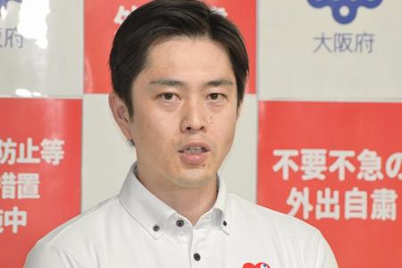 　囲み取材で話す吉村洋文大阪府知事＝大阪府庁（７月１３日撮影）