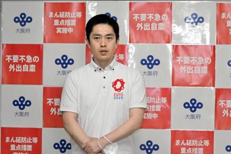 　囲み取材で話す吉村洋文大阪府知事＝大阪府庁（７月１３日撮影）