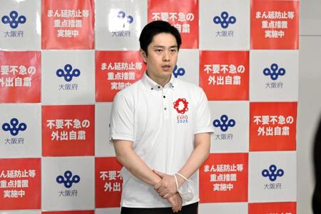　囲み取材で話す吉村洋文大阪府知事＝大阪府庁（７月１３日撮影）