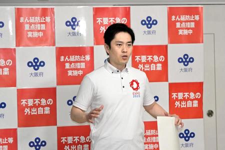 　囲み取材で話す吉村洋文大阪府知事＝大阪府庁（７月１３日撮影）