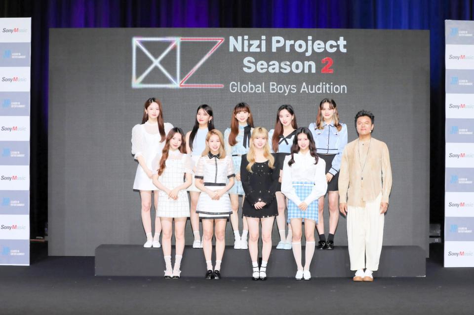 　リモート会見を行った（前列左から）ＭＡＹＡ、ＭＡＫＯ、ＲＩＫＵ、ＲＩＭＡ、Ｊ．Ｙ．Ｐａｒｋ氏（後列左から）ＡＹＡＫＡ、ＭＡＹＵＫＡ、ＭＩＩＨＩ、ＲＩＯ、ＮＩＮＡ＝韓国国内　（Ｃ）Ｓｏｎｙ　Ｍｕｓｉｃ　Ｅｎｔｅｒｔａｉｎｍｅｎｔ　（Ｊａｐａｎ）　Ｉｎｃ．／ＪＹＰ　Ｅｎｔｅｒｔａｉｎｍｅｎｔ．