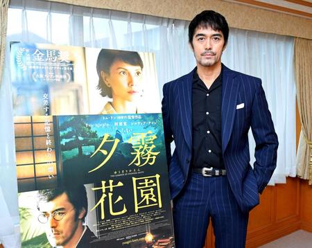 　映画「夕霧花園」でミステリアスな庭師の中村有朋を演じる阿部寛（撮影・棚橋慶太）