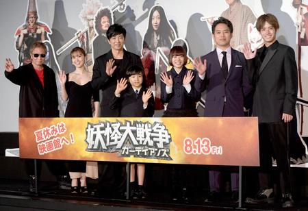 笑顔で手を振る（左から）三池崇史監督、大島優子、大沢たかお、寺田心、杉咲花、三浦貴大、赤楚衛二＝東京・ＴＯＨＯシネマズ日比谷（撮影・金田祐二）