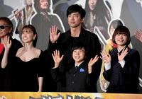 笑顔で手を振る（左から）大島優子、大沢たかお、寺田心、杉咲花＝東京・ＴＯＨＯシネマズ日比谷（撮影・金田祐二）