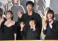 笑顔で手を振る（左から）大島優子、大沢たかお、寺田心、杉咲花＝東京・ＴＯＨＯシネマズ日比谷（撮影・金田祐二）