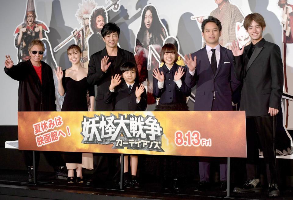 笑顔で手を振る（左から）三池崇史監督、大島優子、大沢たかお、寺田心、杉咲花、三浦貴大、赤楚衛二＝東京・ＴＯＨＯシネマズ日比谷（撮影・金田祐二）