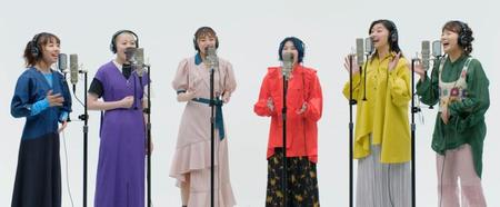 　私立恵比寿中学のメンバーと一緒に歌う安本彩花（左から２人目）