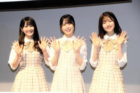 「恐竜科学博」の見どころを紹介した日向坂４６の（左から）潮紗理菜、丹生明里、松田好花＝パシフィコ横浜