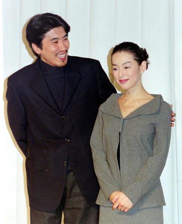 結婚会見を行った石橋貴明（左）と鈴木保奈美＝１９９８年１１月