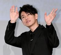 客席に手を振る佐藤健＝東京・ＴＯＨＯシネマズ六本木（撮影・棚橋慶太）