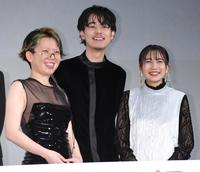 フォトセッションで笑顔を見せる（左から）中村佳穂、成田凌、幾田りら＝東京・ＴＯＨＯシネマズ六本木（撮影・棚橋慶太）