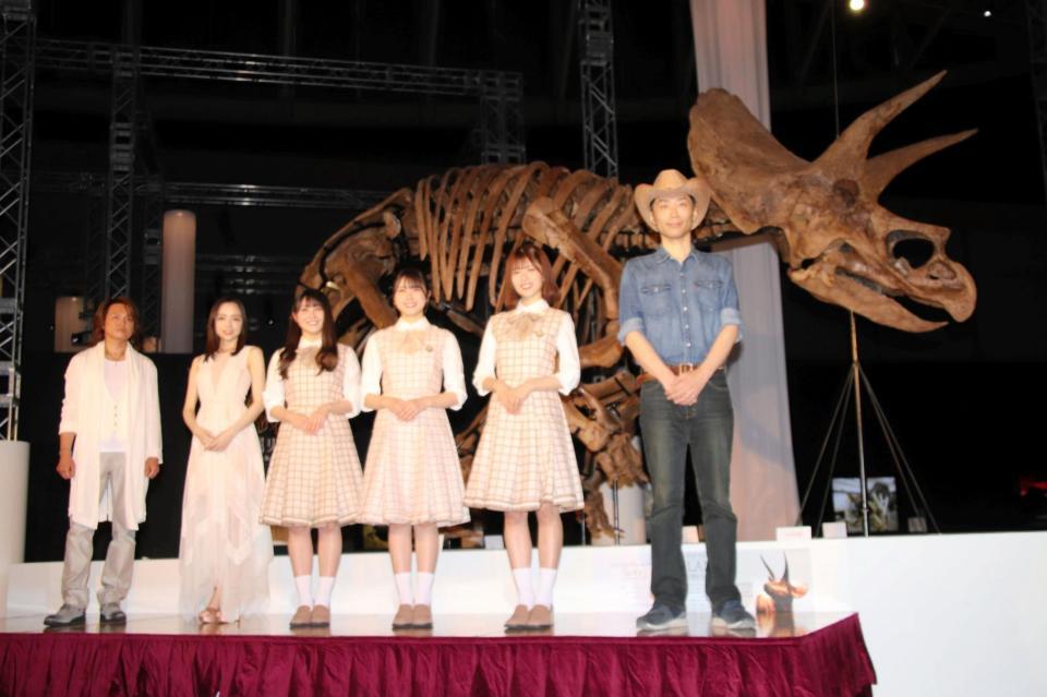 トリケラトプスの化石に興味津々だった日向坂４６の潮紗理菜、丹生明里、松田好花（左から３～５人目）＝パシフィコ横浜