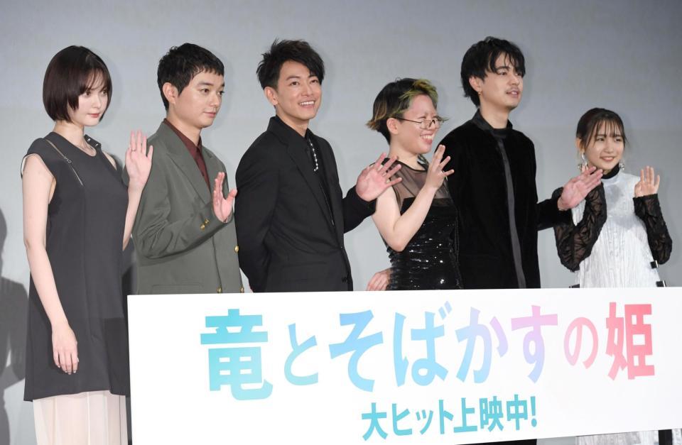 笑顔で手を振る（左から）玉城ティナ、染谷将太、佐藤健、中村佳穂、成田凌、幾田りら＝東京・ＴＯＨＯシネマズ六本木（撮影・棚橋慶太）