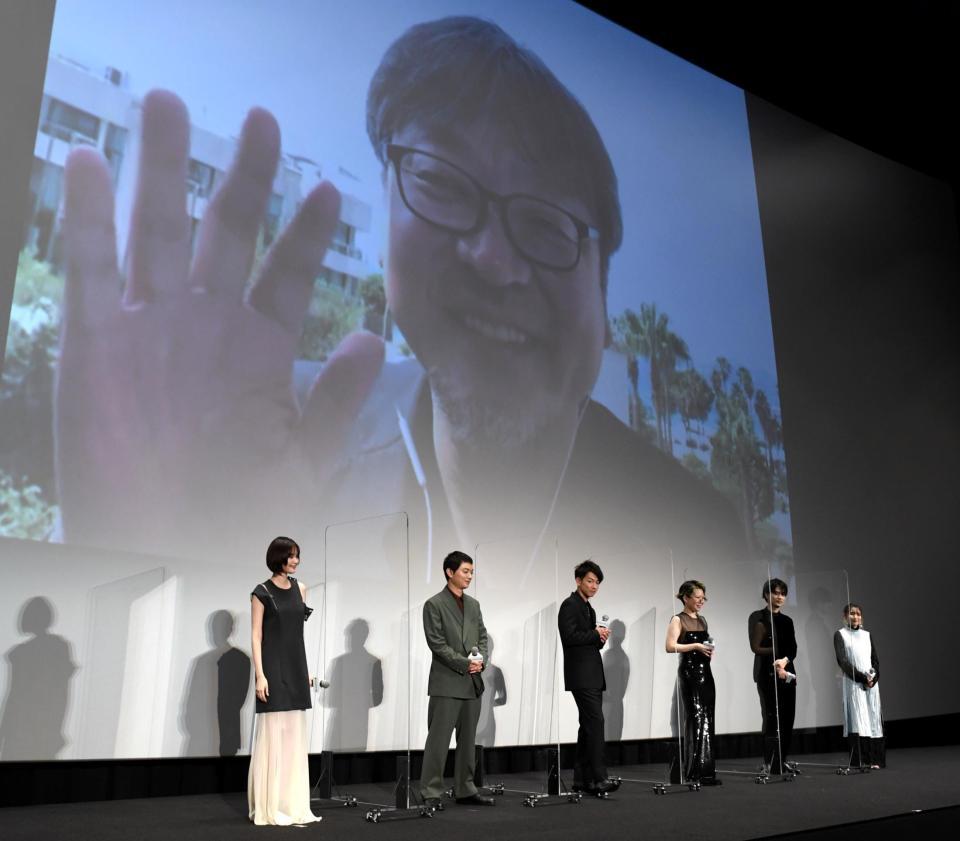 舞台あいさつに出席した（左から）玉城ティナ、染谷将太、佐藤健、中村佳穂、成田凌、幾田りらとカンヌから生中継で参加した細田守監督＝東京・ＴＯＨＯシネマズ六本木（撮影・棚橋慶太）