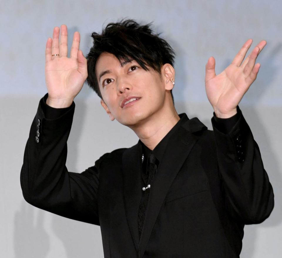 客席に手を振る佐藤健＝東京・ＴＯＨＯシネマズ六本木（撮影・棚橋慶太）