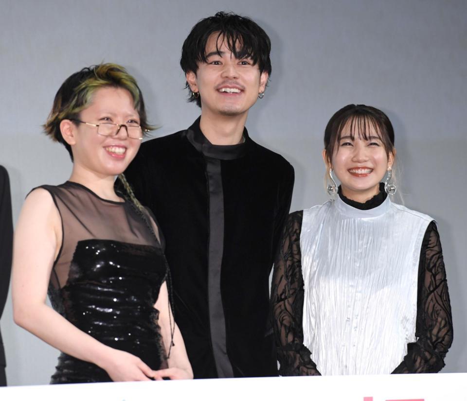 フォトセッションで笑顔を見せる（左から）中村佳穂、成田凌、幾田りら＝東京・ＴＯＨＯシネマズ六本木（撮影・棚橋慶太）