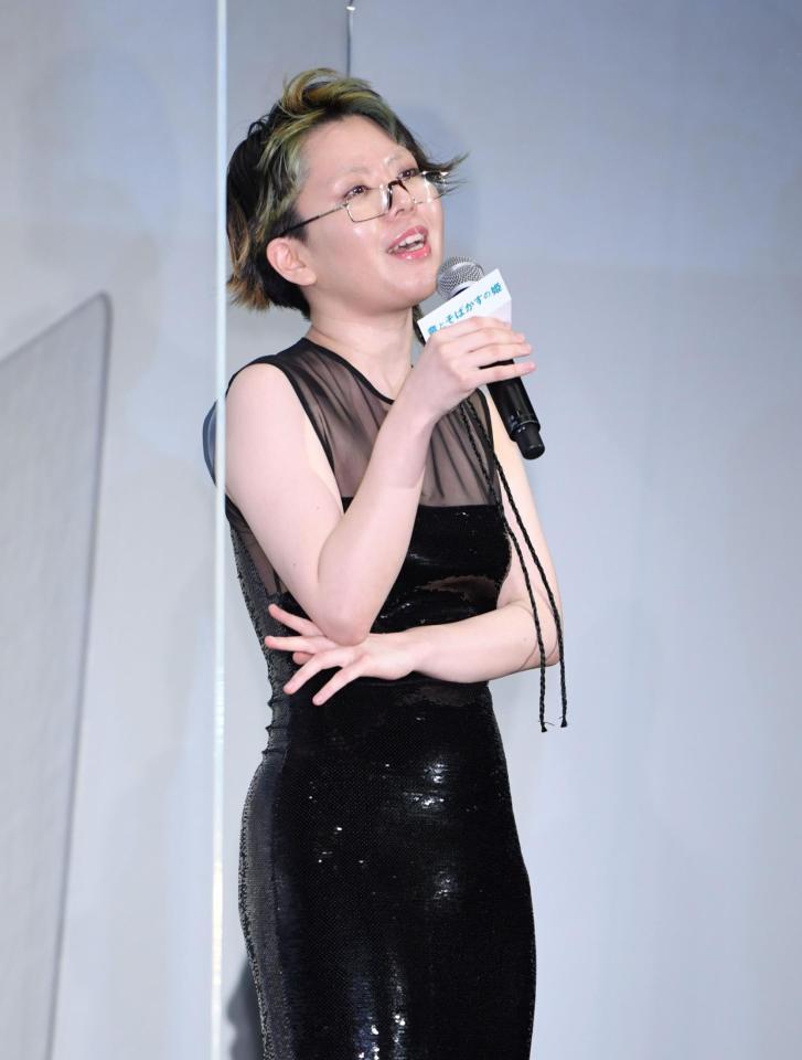 壇上で歌声を披露する中村佳穂＝東京・ＴＯＨＯシネマズ六本木（撮影・棚橋慶太）