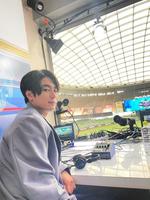 オールスター第１戦でテレビ解説を務めた間宮祥太朗（トライストーン・エンタテイメン提供）