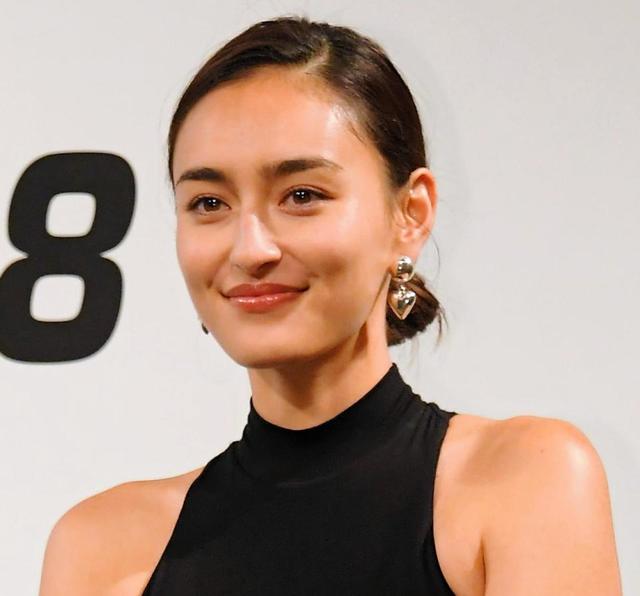 ハワイ在住の長谷川潤 タンクトップ ショーパンで 絵になりすぎる 圧倒的美脚 芸能 デイリースポーツ Online