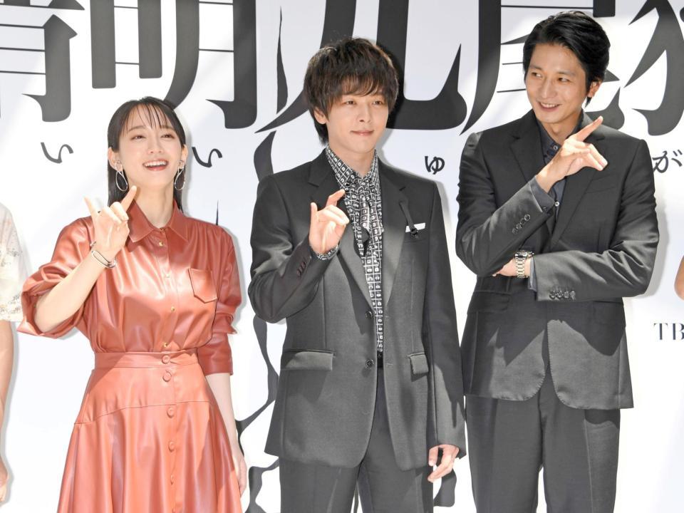 キツネのポーズを決める（左から）吉岡里帆、中村倫也、向井理＝キンプトン新宿東京（撮影・棚橋慶太）