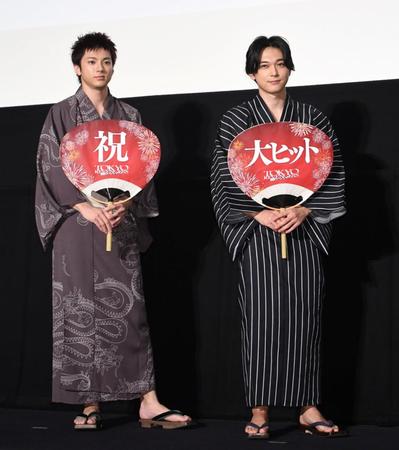 　浴衣姿を披露した山田裕貴（左）と吉沢亮＝東京・新宿ピカデリー（撮影・棚橋慶太）