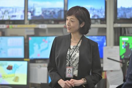 テレビ局気象班デスクの高村（高岡早紀）