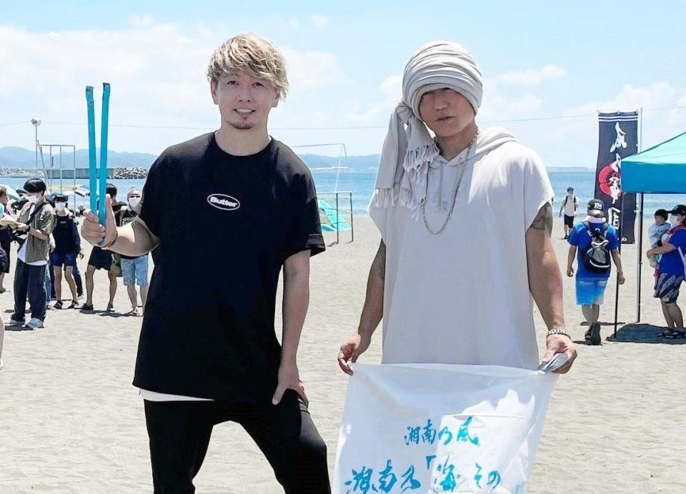 　ビーチクリーンを行った湘南乃風のＳＨＯＣＫ　ＥＹＥ（左）とＨＡＮ－ＫＵＮ＝神奈川・片瀬東浜海水浴場