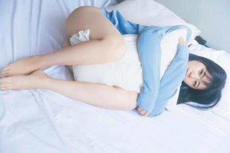 コテージのベッドでリラックスした表情の瀧野由美子（撮影・倉本ＧＯＲＩ）