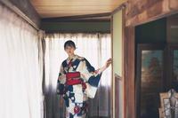 実家で母親に浴衣を着付けてもらい撮影した瀧野由美子（撮影・倉本ＧＯＲＩ）