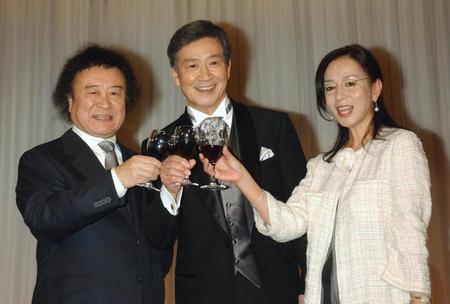 　南沙織（右）から文化庁長官表彰を祝福された酒井政利さん。左は篠山紀信氏＝２００６年３月