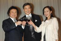 　南沙織（右）から文化庁長官表彰を祝福された酒井政利さん。左は篠山紀信氏＝２００６年３月