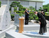 桂八十八襲名を米朝さんの墓前に報告した桂宗助＝兵庫県姫路市