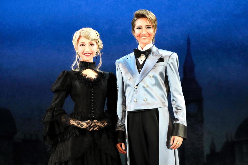 　宙組新人公演で初主演したの亜音有星（右）と初ヒロインの山吹ひばり＝宝塚大劇場