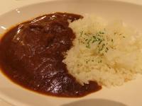 　報道陣に振る舞われた市川海老蔵が監修した「海老蔵カレー」