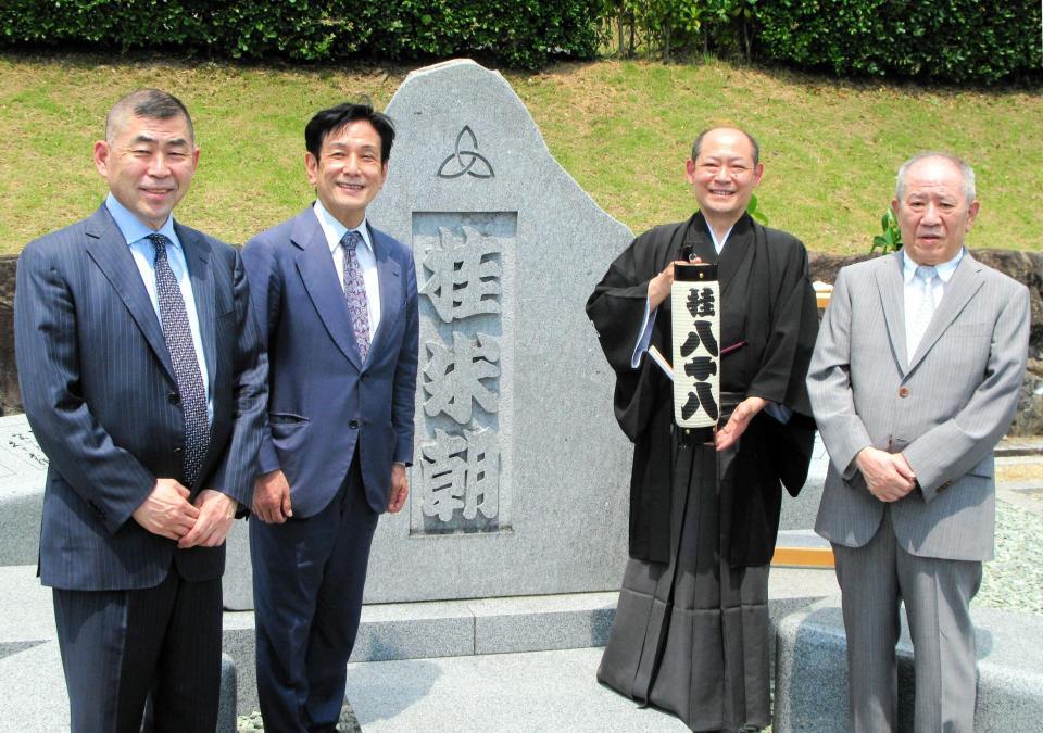 　桂八十八襲名を米朝さんの墓前に報告した桂宗助（右から２人目）と、（左から）桂南光、桂米團治、桂ざこば（右）＝兵庫県姫路市