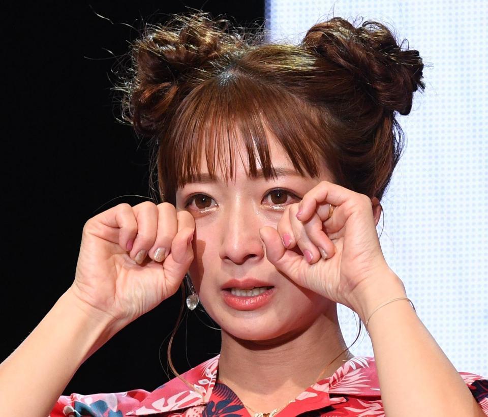 　ウルトラヒーローの登場に感極まって涙を流す辻希美（撮影・開出牧）