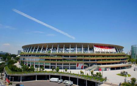 　東京五輪開会式当日の予行として国立競技場上空を通過する航空自衛隊の「ブルーインパルス」
