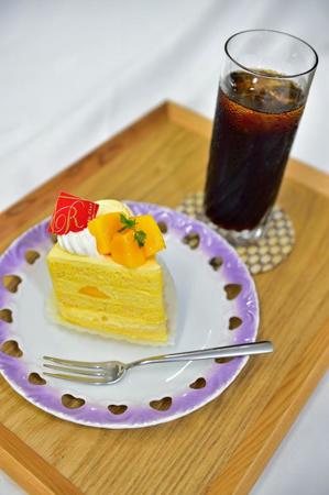 藤井王位の午前のおやつ「アイスコーヒー」と「マンゴーショート」（日本将棋連盟提供）