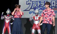 　“生ウルトラマン”の登場に感極まる辻希美。右は杉浦太陽＝東京・池袋のサンシャインシティ（撮影・開出牧）