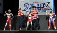 　ウルトラヒーローの（左から）ウルトラマンティガ、ウルトラマン、ウルトラマントリガーをバックにポーズを決める杉浦太陽（右）と辻希美（撮影・開出牧）