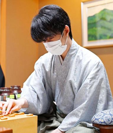 　豊島将之竜王に勝利した藤井聡太王位（日本将棋連盟提供）