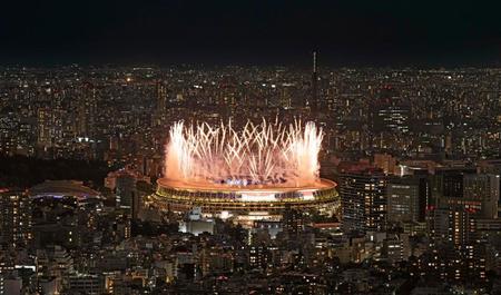 東京五輪が開幕し、国立競技場で打ち上げられた花火＝23日夜、東京都渋谷区の展望施設「渋谷スカイ」
