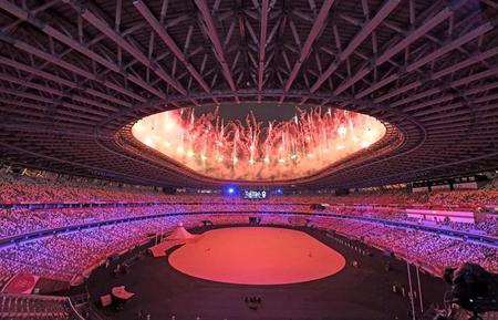 　東京五輪開会式の冒頭で、盛大に打ち上がった花火（撮影・高部洋祐）