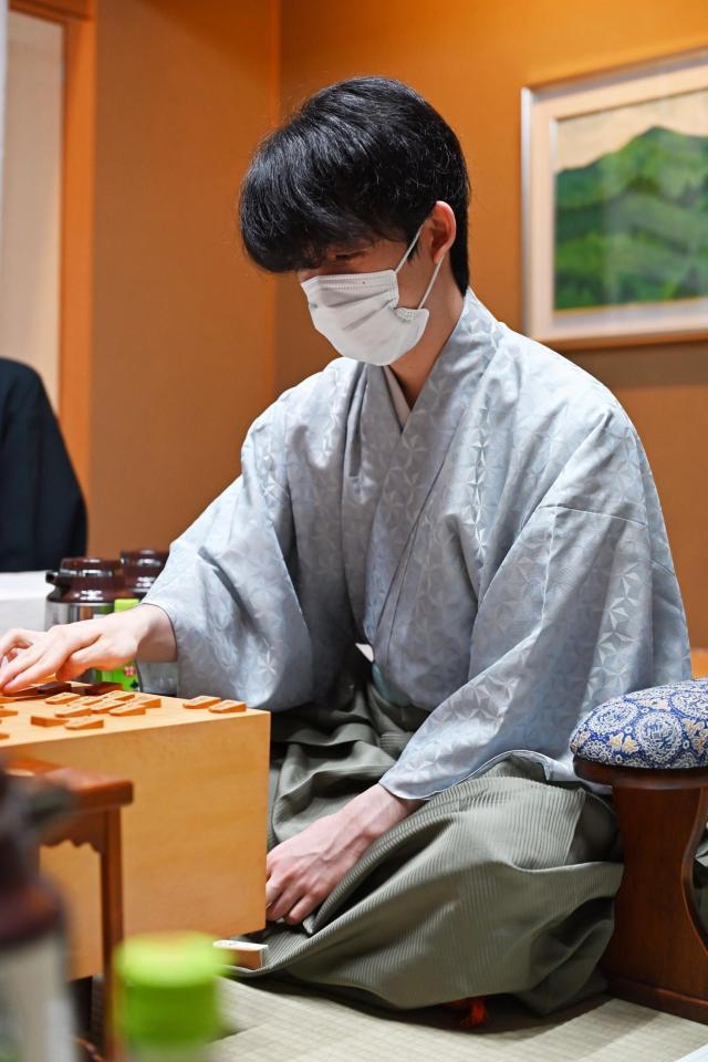 　豊島将之竜王に勝利した藤井聡太王位（日本将棋連盟提供）